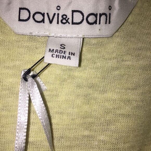 NWT Yellow V Neck Tie Front Shirt Size Small Lightweight - Picture 3 of 8